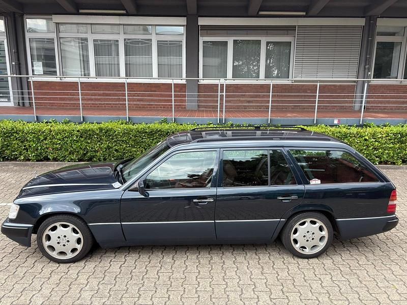 Gebraucht Mercedes E320 220 PS (161 kW) 1995 Blau Kombi