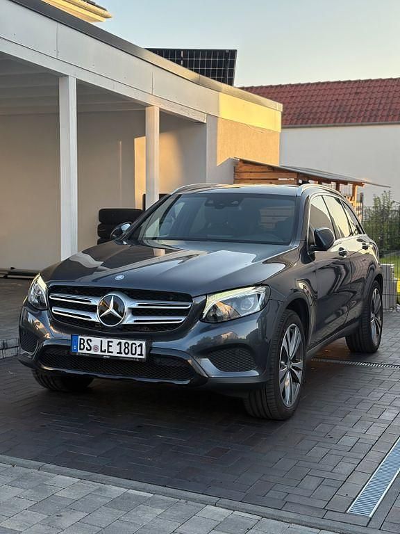 Grau Gebraucht 2015 Mercedes GLC250 AMG line SUV | 19.800 € (Fairer Preis) - Bild 1/4