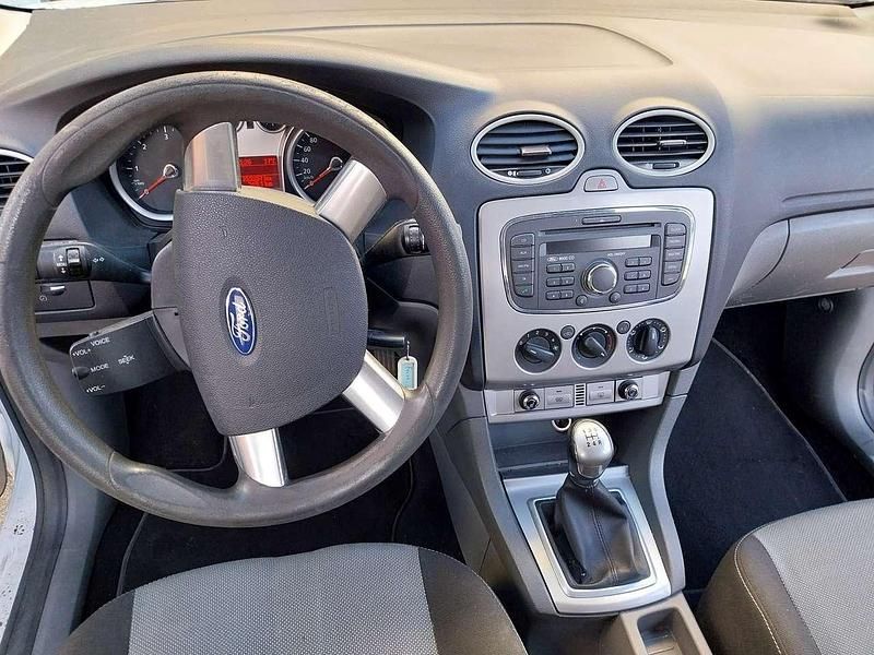 Gebraucht Ford Focus 109 PS (80 kW) 2010 Weiß Kombi