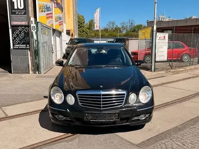 Usado Mercedes E220 Avantgarde 170 CV (125 kW) 2007 Negro Berlina