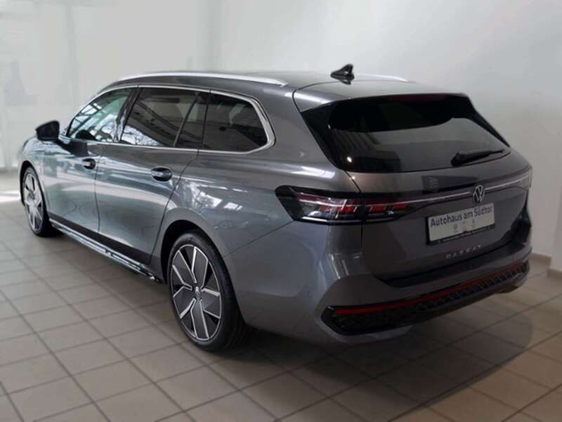 Gebraucht VW Passat R-line 150 PS (110 kW) 2024 Grau Kombi
