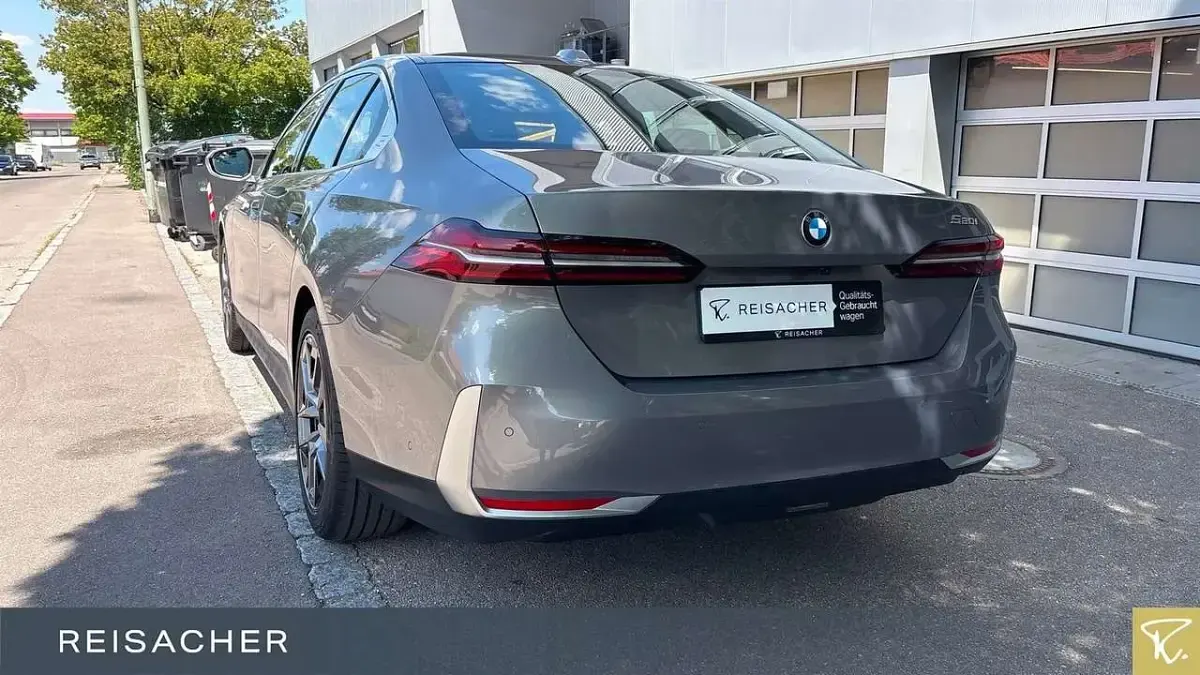Gebraucht BMW 520 208 PS (152 kW) 2025 Grau Limousine