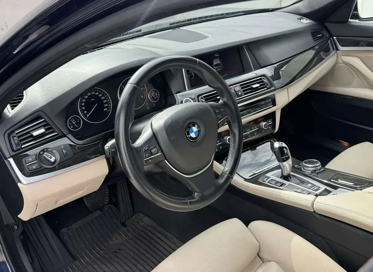 Gebraucht BMW 530 Sport Line 258 PS (189 kW) 2014 Blau Kombi