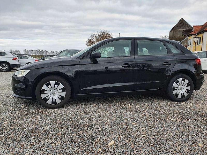 Brillantschwarz Gebraucht 2017 Audi A3 Sportback Limousine | 8.990 € (Guter Preis) - Bild 1/4