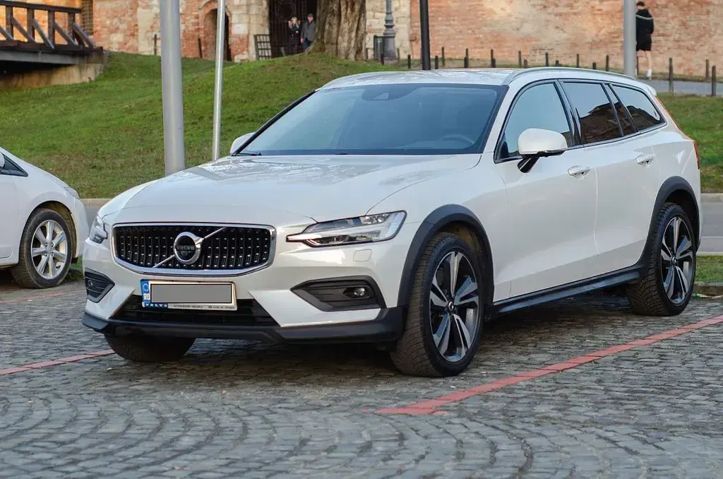 Gebraucht Volvo V60 CC Pro 250 PS (183 kW) 2021 Weiß Kombi