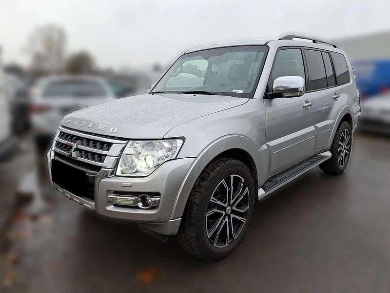 Sterlingsilber (m) Gebraucht 2018 Mitsubishi Pajero Edition SUV | 35.950 € (Teuer) - Bild 1/4