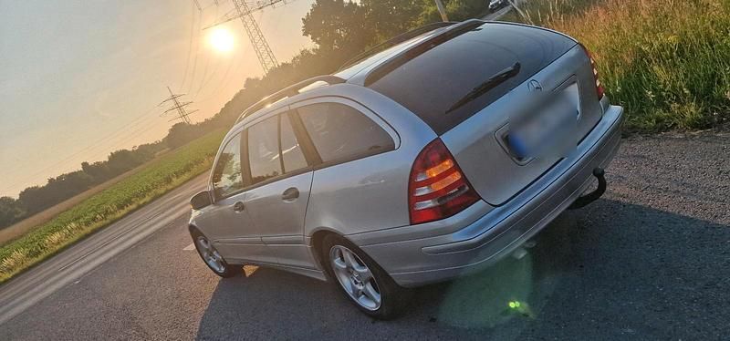 Grau Gebraucht 2004 Mercedes C220 Limousine | 1.599 € - Bild 1/4