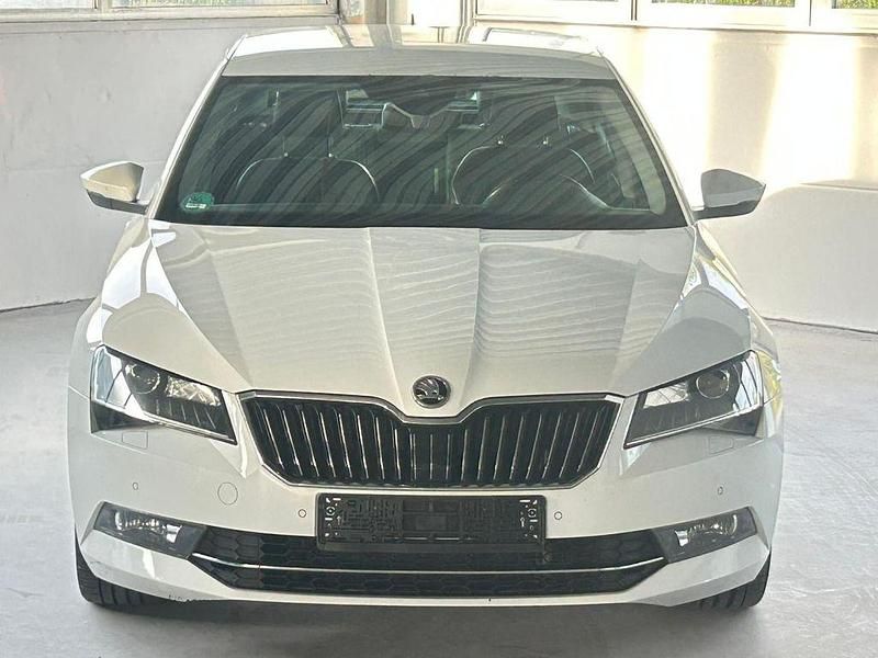 Gebraucht Skoda Superb Style 150 PS (110 kW) 2015 Weiß Limousine