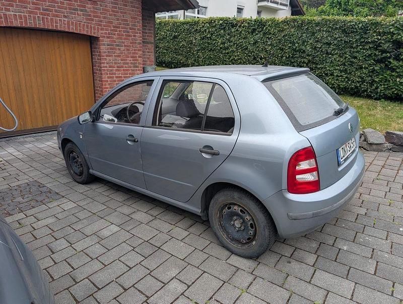 Grau Gebraucht 2001 Skoda Fabia Limousine | 800 € (Guter Preis) - Bild 1/3
