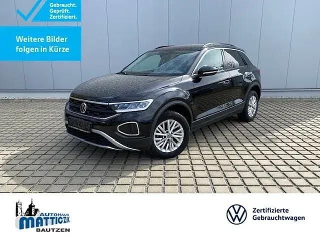 Schwarz (deep black perleffekt) Gebraucht 2024 VW T-Roc Life SUV | 24.339 € (Fairer Preis) - Bild 1/3