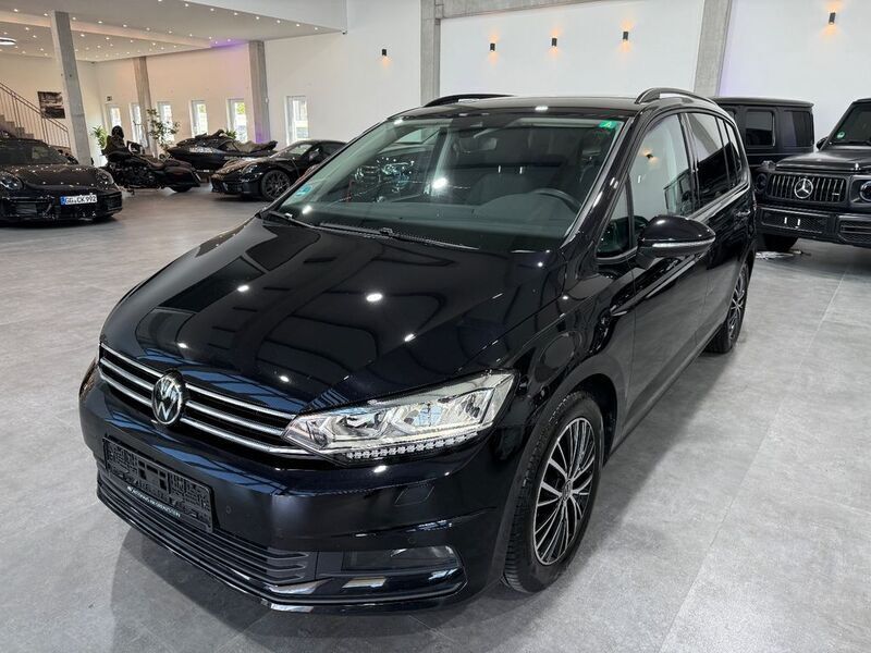 Deep black perleffekt Gebraucht 2024 VW Touran Comfortline Van / Kleinbus | 31.499 € (Fairer Preis) - Bild 1/4