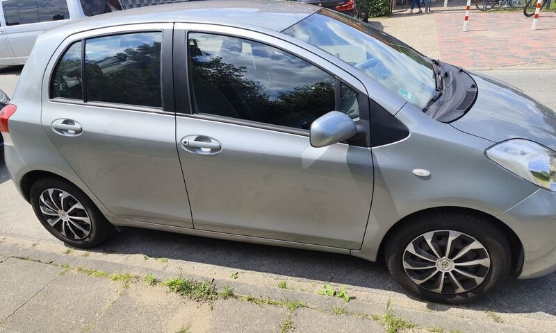 Silber Gebraucht 2006 Toyota Yaris Sol Limousine | 3.750 € (Fairer Preis) - Bild 1/4