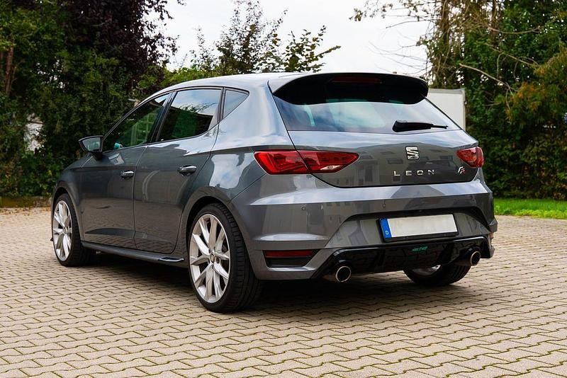 Grau Gebraucht 2017 Seat Leon FR Limousine | 13.200 € (Fairer Preis) - Bild 1/4