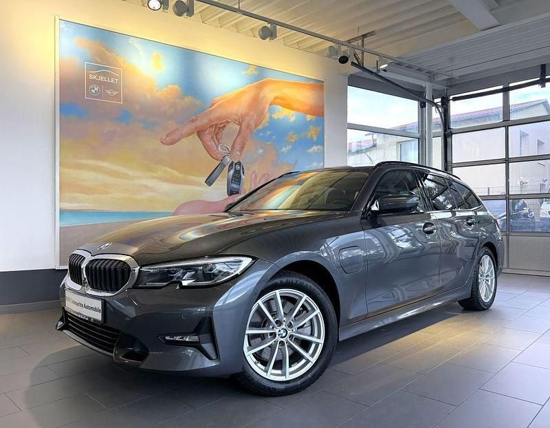 Mineralgrau metallic Gebraucht 2021 BMW 320e Sport Line Kombi | 28.820 € (Fairer Preis) - Bild 1/4