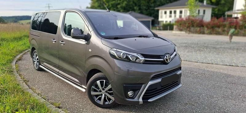 Grau Gebraucht 2020 Toyota Proace Verso Kombi | 32.600 € (Etwas zu teuer) - Bild 1/4