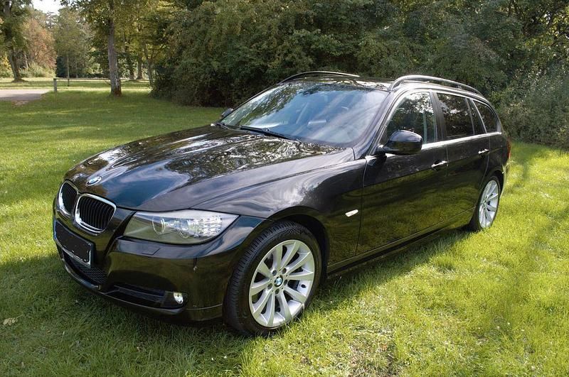 Schwarz Gebraucht 2010 BMW 320 Comfort Edition Kombi | 6.300 € (Fairer Preis) - Bild 1/4