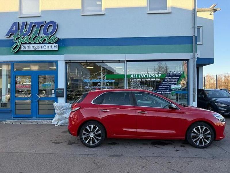 Rot Gebraucht 2017 Hyundai i30 Intro Edition Limousine | 14.990 € (Teuer) - Bild 1/4