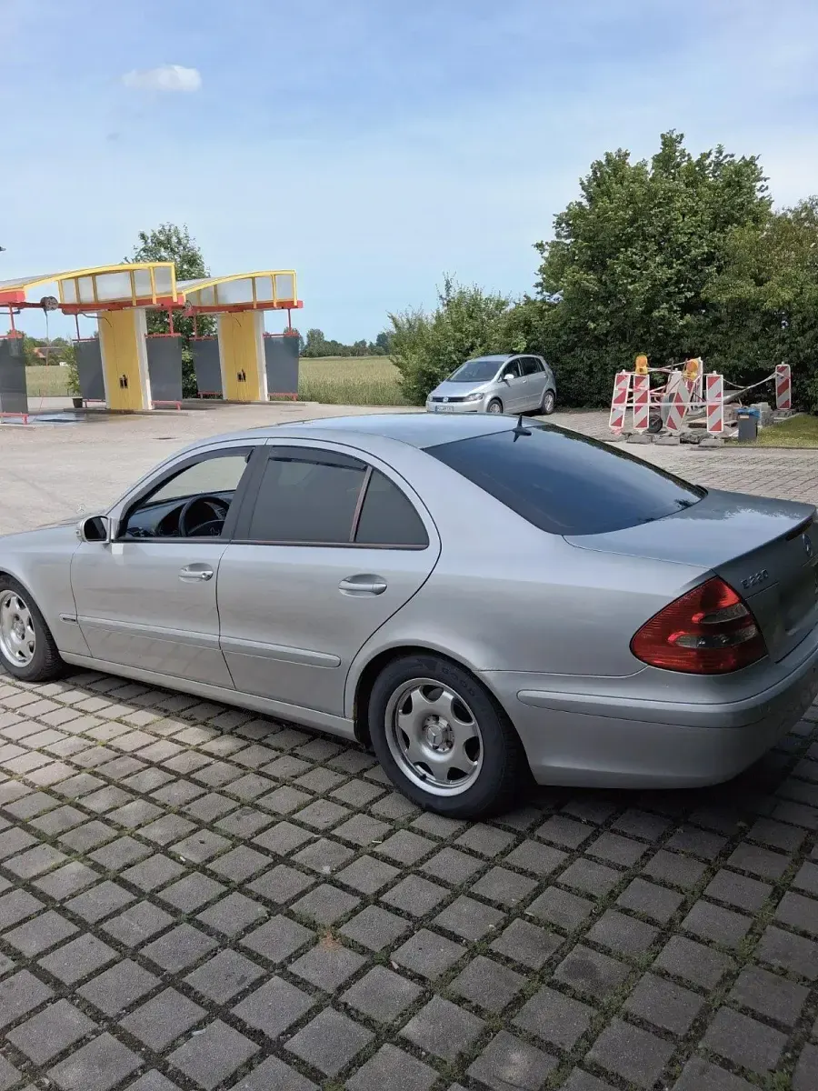 Gebraucht Mercedes E220 2002 Grau Limousine