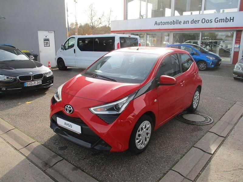 Rot Gebraucht 2019 Toyota Aygo X-play Kleinwagen | 11.990 € (Teuer) - Bild 1/4