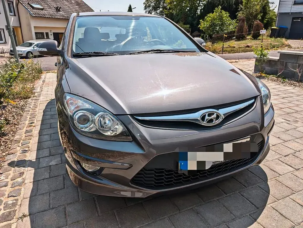 Gebraucht Hyundai i30 Classic 109 PS (80 kW) 2012 Braun Limousine
