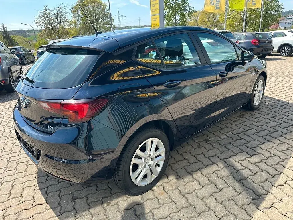 Używany Opel Astra Edition 110 KM (80 kW) 2018 Niebieski Sedan/Limuzyna