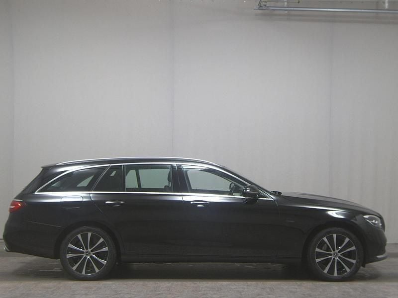 Schwarz Gebraucht 2021 Mercedes E300 Avantgarde Kombi | 23.980 € (Superpreis) - Bild 1/4