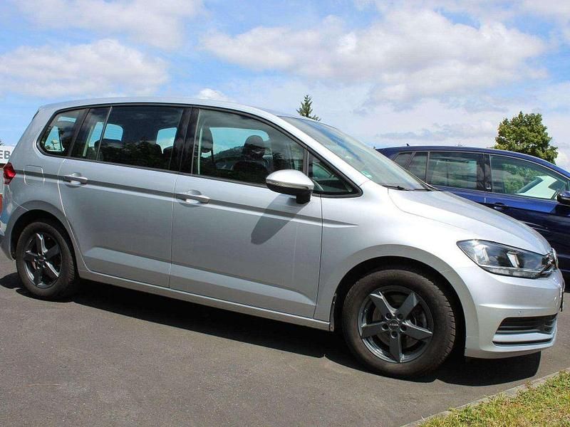 Gebraucht VW Touran Trendline 110 PS (80 kW) 2016 Reflexsilber Van / Kleinbus