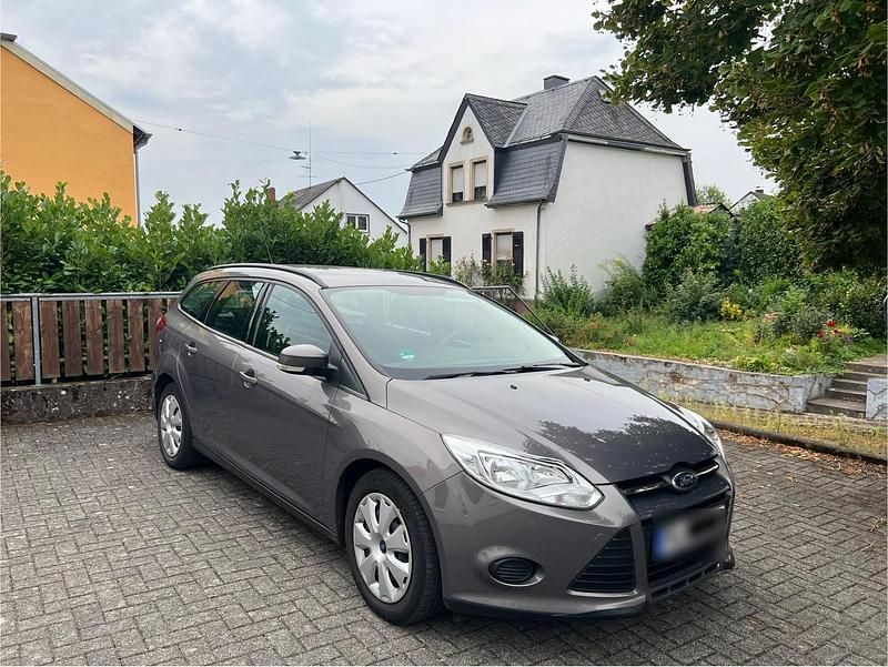 Gebraucht Ford Focus 100 PS (73 kW) 2013 Braun Kombi