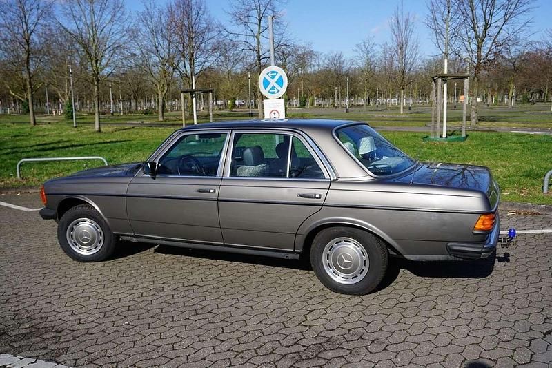 Gebraucht Mercedes E230 136 PS (100 kW) 1983