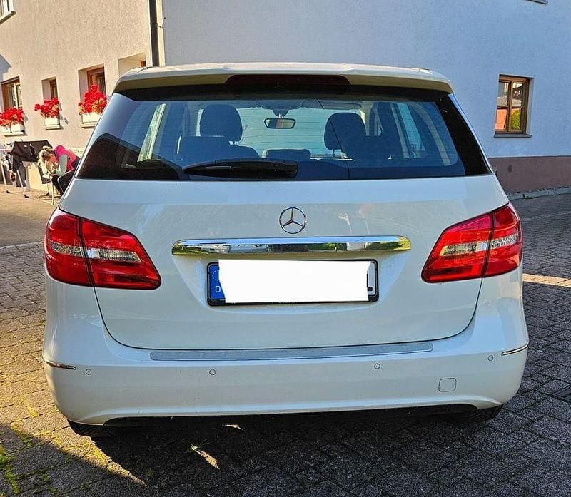 Gebraucht Mercedes B180 122 PS (89 kW) 2014 Weiß Van / Kleinbus