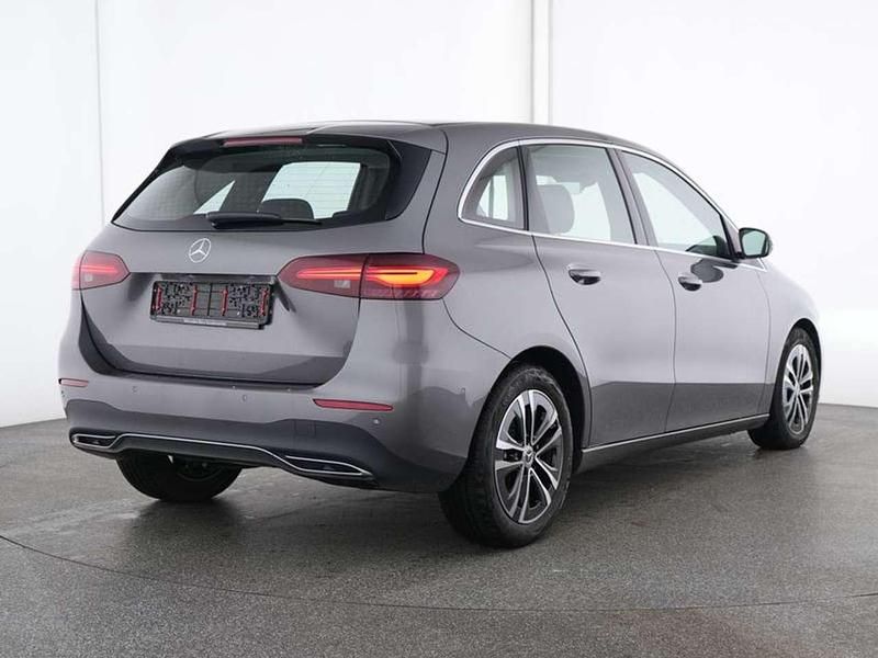 Gebraucht Mercedes B200 Advanced 163 PS (119 kW) 2025 Metalliclack mountaingrau Van / Kleinbus