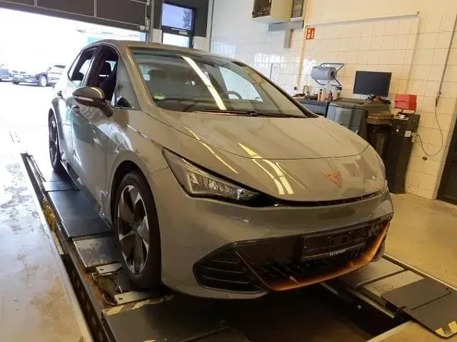 Gebraucht Cupra Born 150 kW (204 PS) 2024 Vaporgrau Kleinwagen