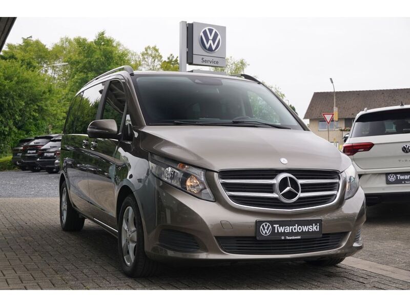 Grau Gebraucht 2015 Mercedes V220 Edition Van / Kleinbus | 33.990 € (Fairer Preis) - Bild 1/4