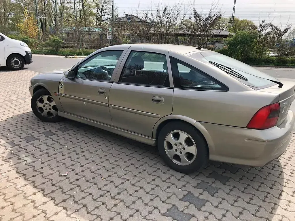 Gebraucht Opel Vectra 101 PS (74 kW) 1999 Gold Limousine