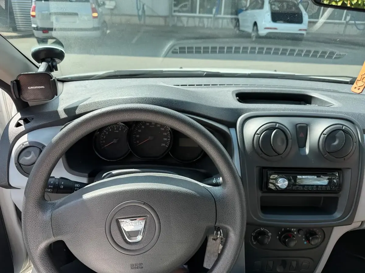 Gebraucht Dacia Sandero 73 PS (53 kW) 2014 Weiß Limousine