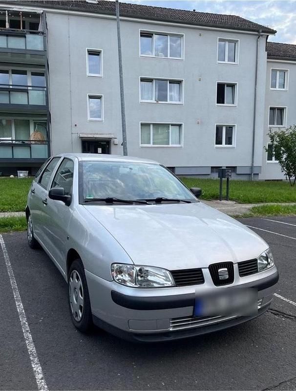 Silber Gebraucht 2001 Seat Ibiza Kleinwagen | 950 € (Fairer Preis) - Bild 1/4