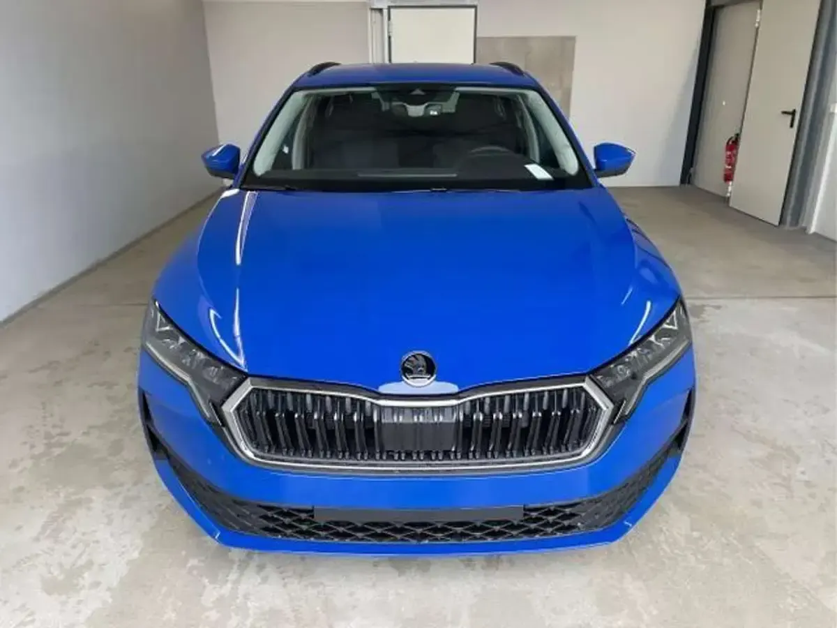 Neu Skoda Octavia Essence 150 PS (110 kW) 2025 [8x8x] race blue metallic Kombi