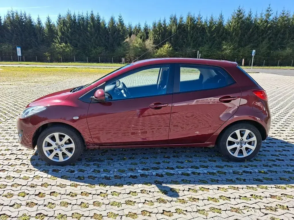 Używany Mazda 2 Center-Line 95 KM (69 kW) 2013 Czerwony Hatchback