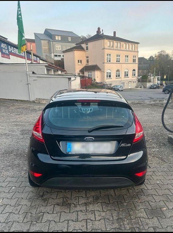 Gebraucht Ford Fiesta Ambiente 60 PS (44 kW) 2012 Schwarz Kleinwagen