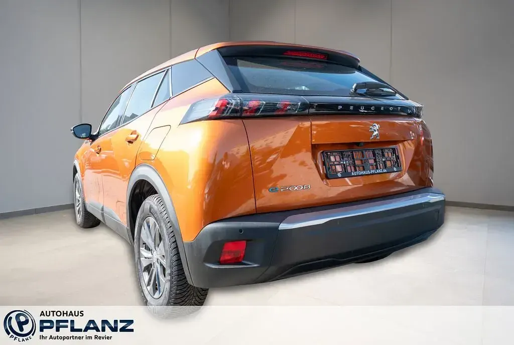 Gebraucht Peugeot e-2008 Active 100 kW (136 PS) 2022 Orange SUV