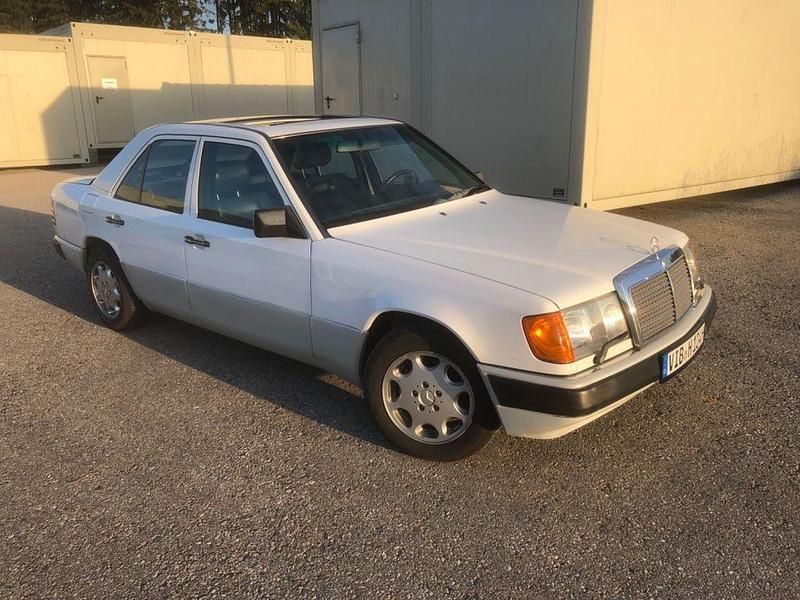 Weiß Gebraucht 1990 Mercedes E300 Limousine | 16.800 € - Bild 1/4