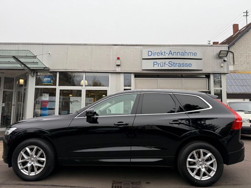 Black solid "stone" / solid Gebraucht 2021 Volvo XC60 Momentum SUV | 32.890 € (Fairer Preis) - Bild 1/4
