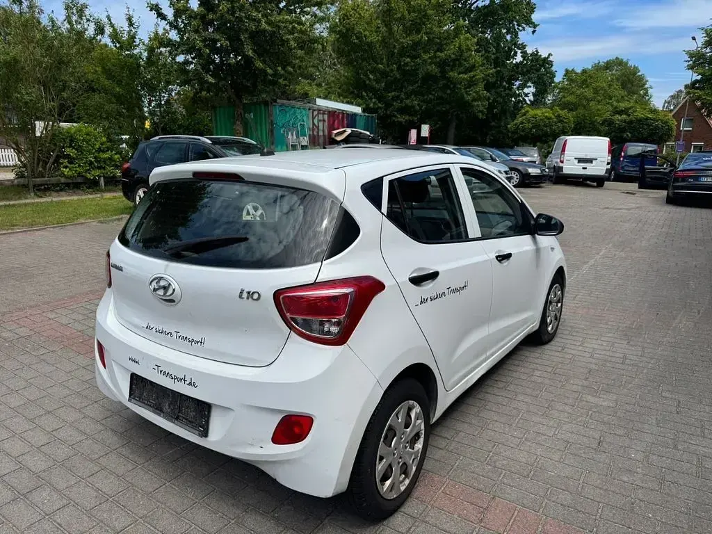 Gebraucht Hyundai i10 Basis 67 PS (49 kW) 2016 Weiß Kleinwagen