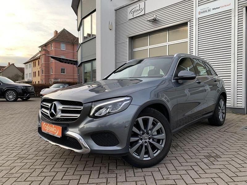Selenitgrau metalliclack (metallic) Gebraucht 2018 Mercedes GLC220 AMG line SUV | 26.740 € (Fairer Preis) - Bild 1/4