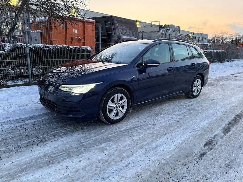 Blau Gebraucht 2022 VW Golf VIII Life Limousine | 11.066 € (Guter Preis) - Bild 1/4