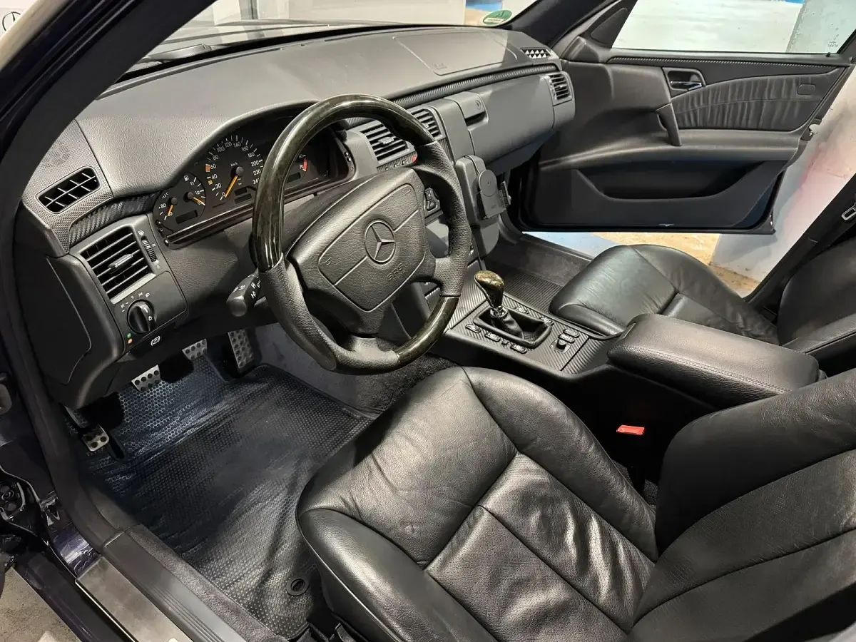 Gebraucht Mercedes E230 Avantgarde 150 PS (110 kW) 1996 Violet Limousine