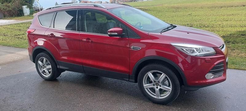Rot Gebraucht 2016 Ford Kuga Titanium SUV | 9.800 € (Guter Preis) - Bild 1/4