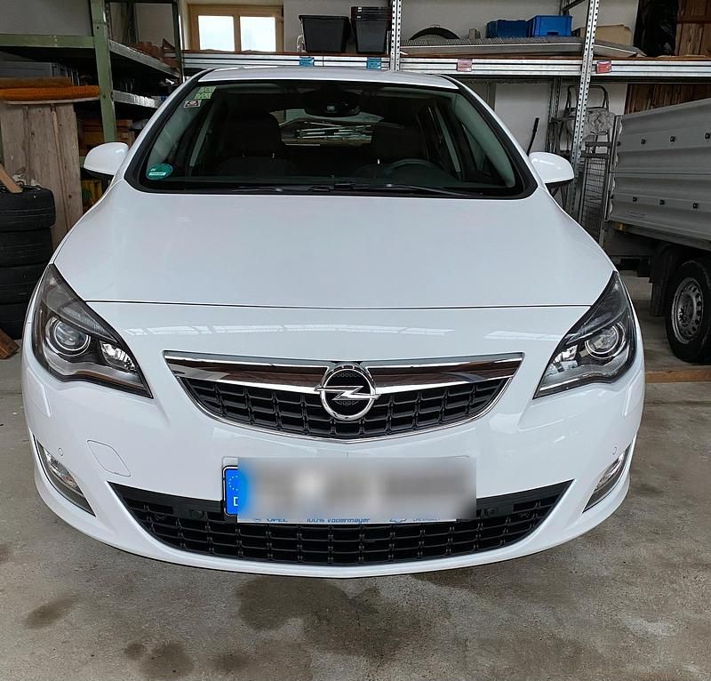 Gebraucht Opel Astra 116 PS (85 kW) 2011 Weiß Kleinwagen