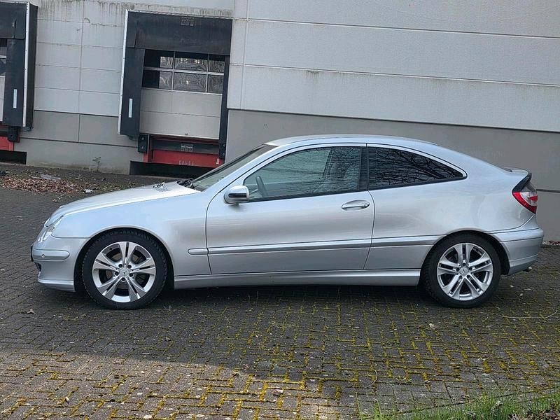 Gebraucht Mercedes C220 150 PS (110 kW) 2004 Silber Coupé