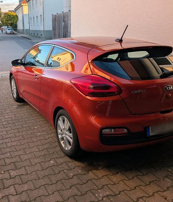 Gebraucht Kia ProCeed Vision 135 PS (99 kW) 2014 Orange Limousine